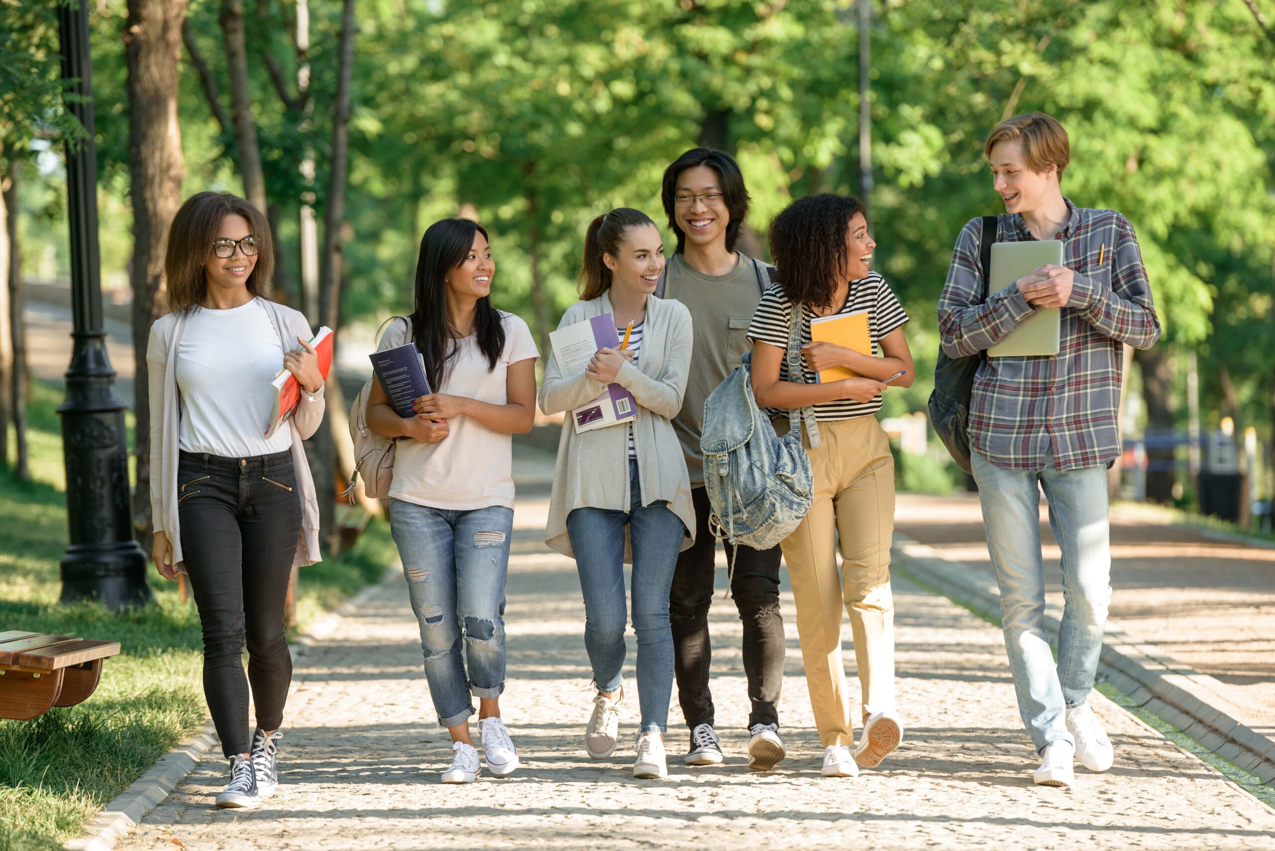 młodzi zadowoleni studenci idą na praktyki do kdr