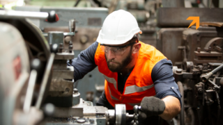 pracownik produkcji podczas pracy