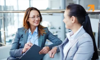 Pracownik otrzymujący informację zwrotną od przełożonego