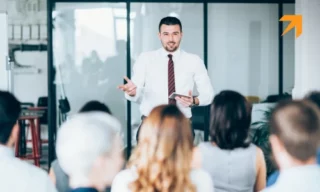 mężczyzna prowadzący szkolenie w biurze