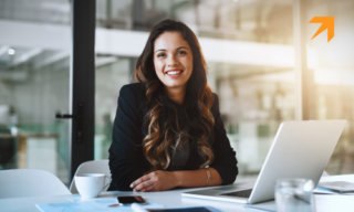 kobieta w burze planująca ścieżki kariery