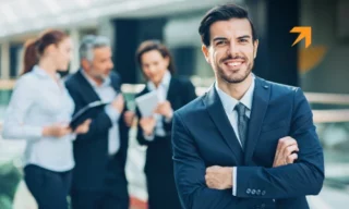 Mężczyzna w roli lidera w organizacji