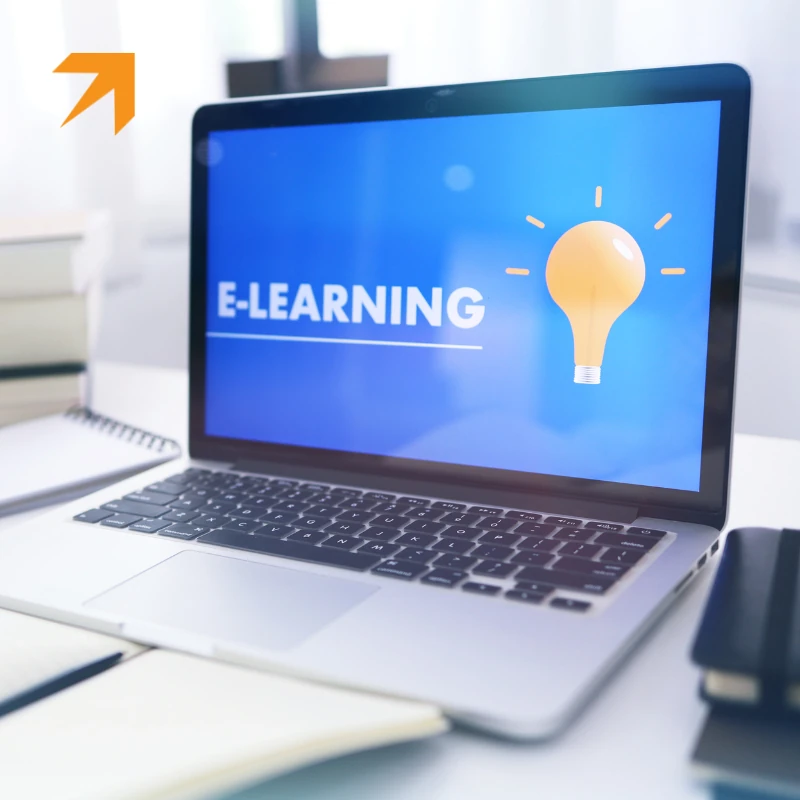 laptop z napisem e-learning na ekranie