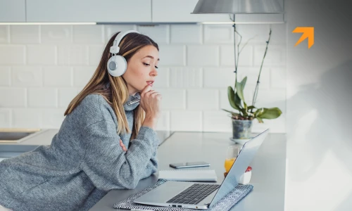 Pracownik podczas e-learningu