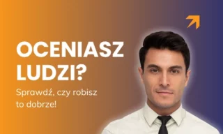 Menedżer w białej koszulu na tle napisu Oceniasz ludzi? Sprawdź czy robisz to dobrze – błędy w ocenie pracowników.