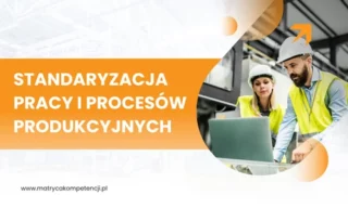 Standaryzacja pracy i procesów produkcyjnych – inżynierowie analizujący proces na produkcji