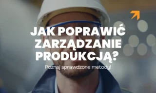 Pracownik w kasku ochronnym i napis Jak poprawić zarządzanie produkcją