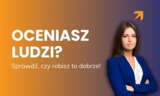 Menedżerka w niebieskiej marynarce na tle napisu Oceniasz ludzi? Sprawdź czy robisz to dobrze – błędy w ocenie pracowników.
